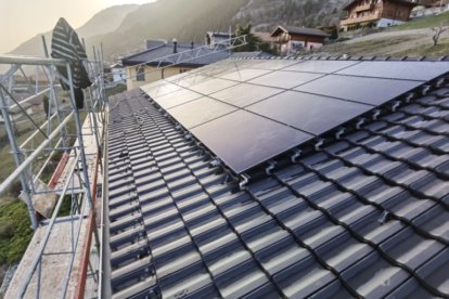Panneaux photovoltaïques sur toit - Un nouveau procédé de recyclage du silicium découvert par des chercheurs allemands