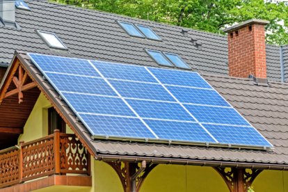 toit avec panneaux solaire - maison jaune - les performances énergétiques de votre installation solaire