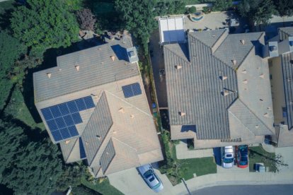 Maisons vue de dessus avec panneaux solaires